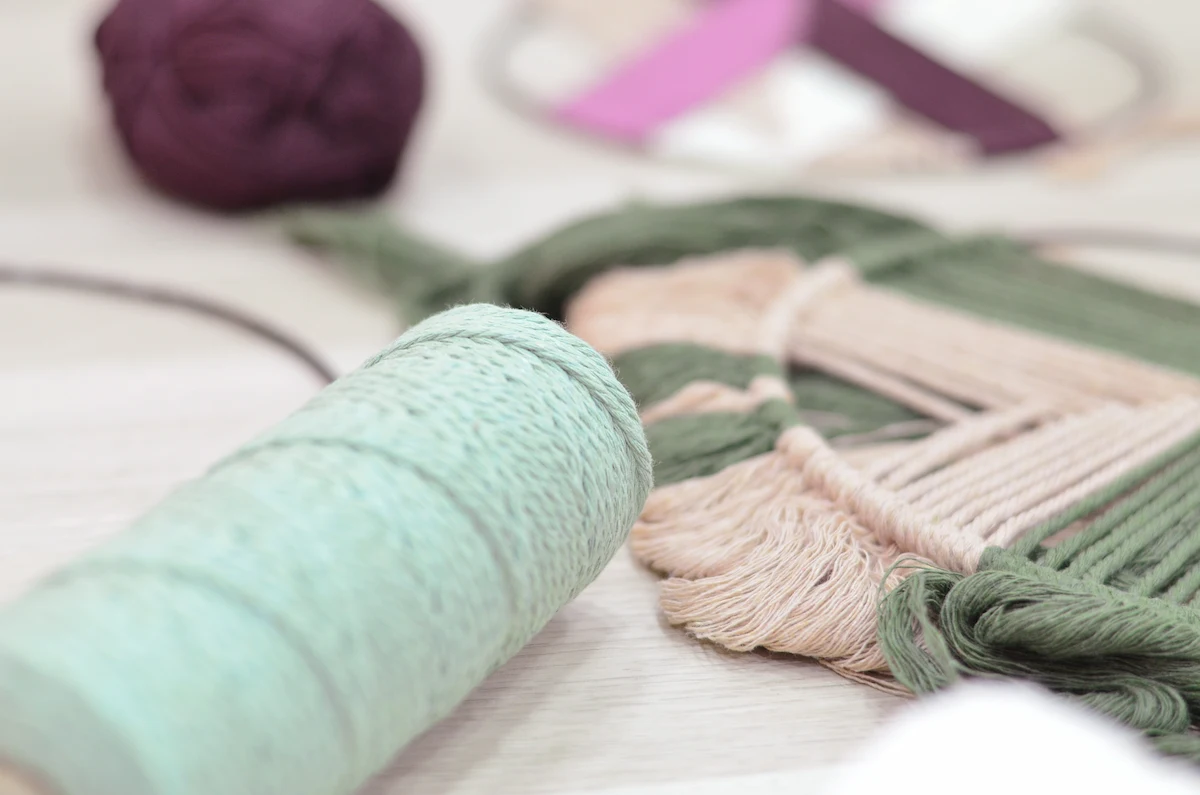 Materiales incluidos en el taller de Atrapa sueños de macramé en Treve Room