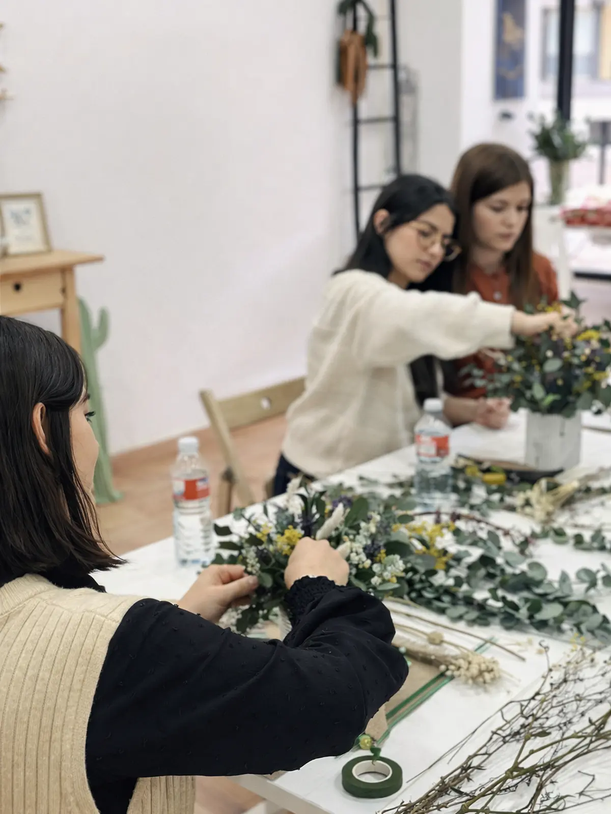 mujeres creando una maceta de flores preservadas en el taller de flores preservadas en alcala de henares (1)