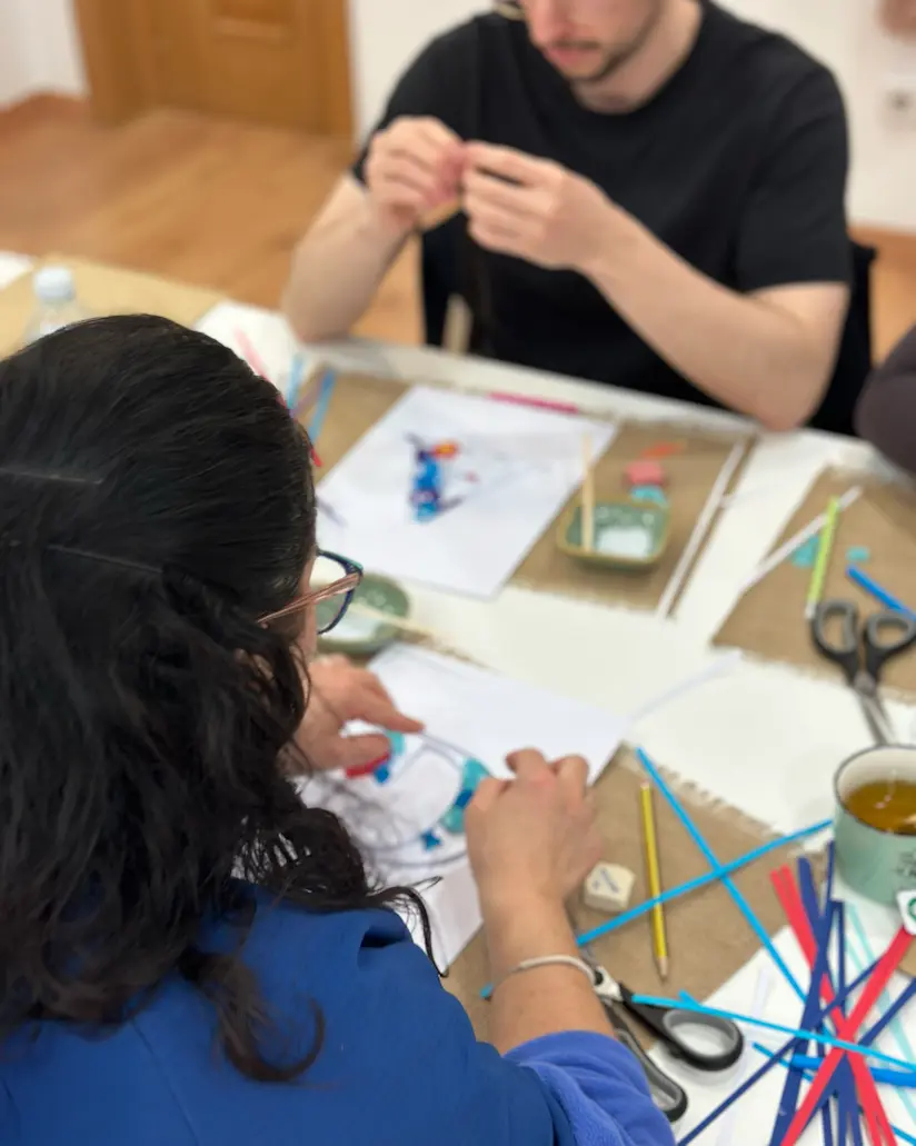mujer haciendo una letra en el taller de letras de quilling para adultos