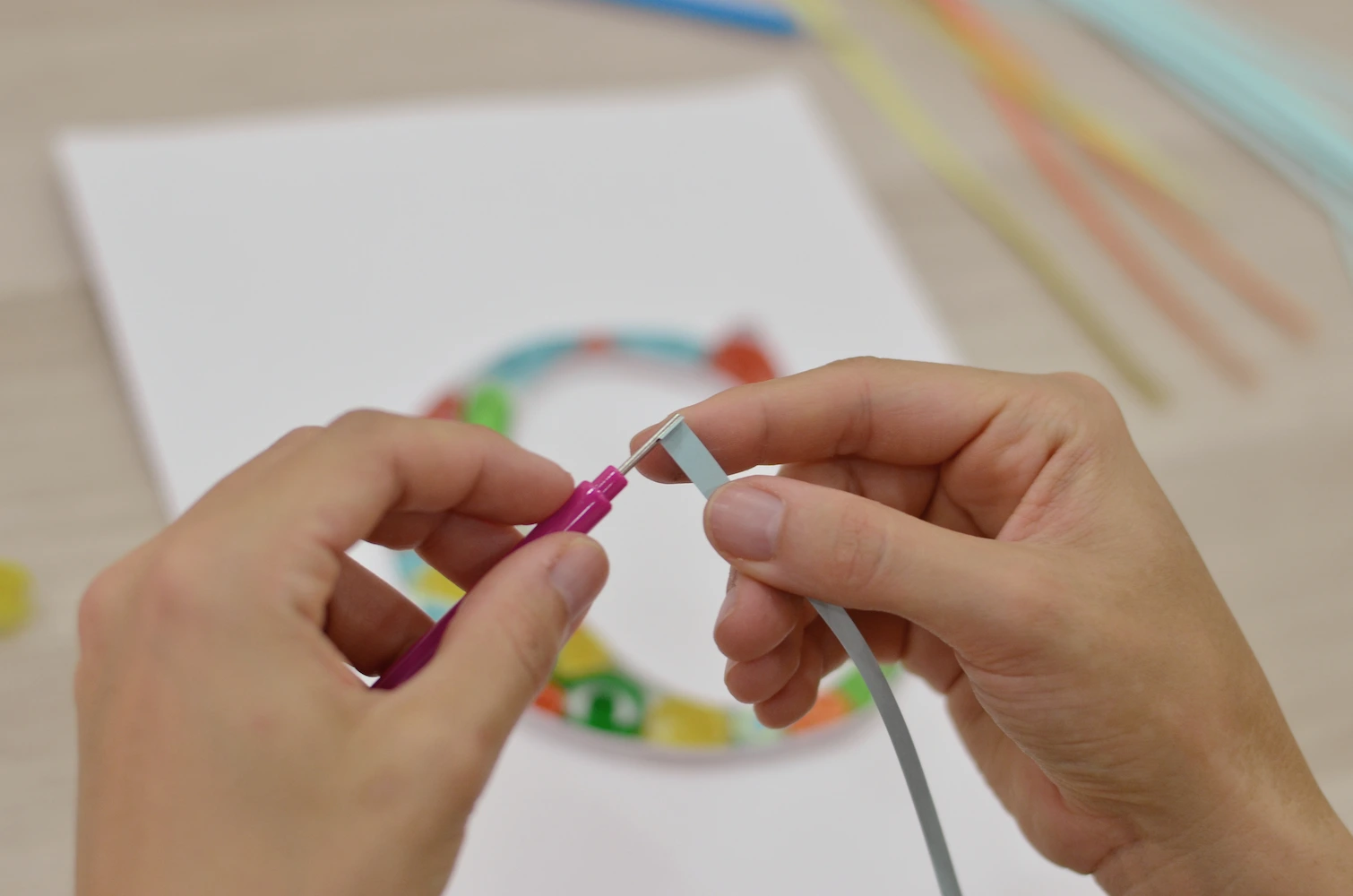 Enrollando tira de papel en el taller de quilling en Madrid