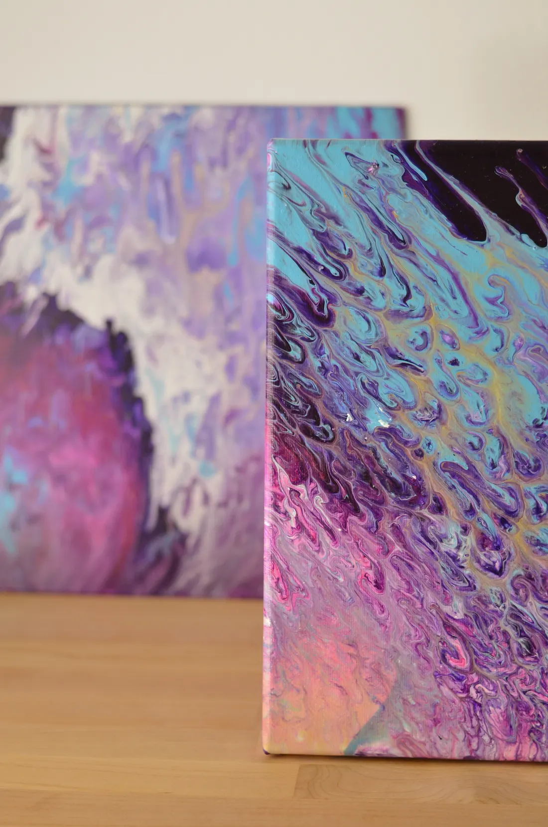 Cuadros realizados con arte fluido y pintura fluida en Treve Room