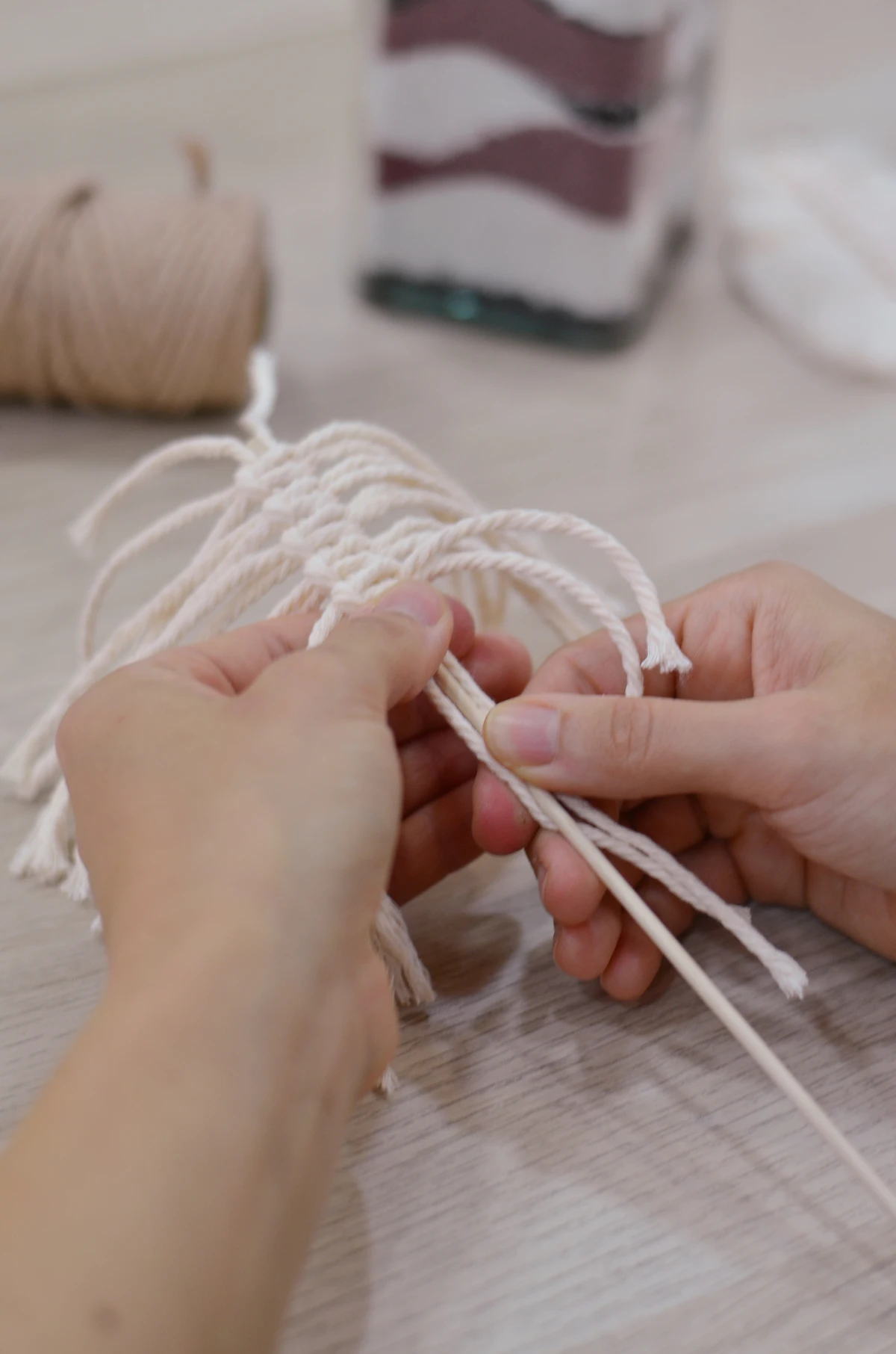 Alumno elaborando nudos de macramé