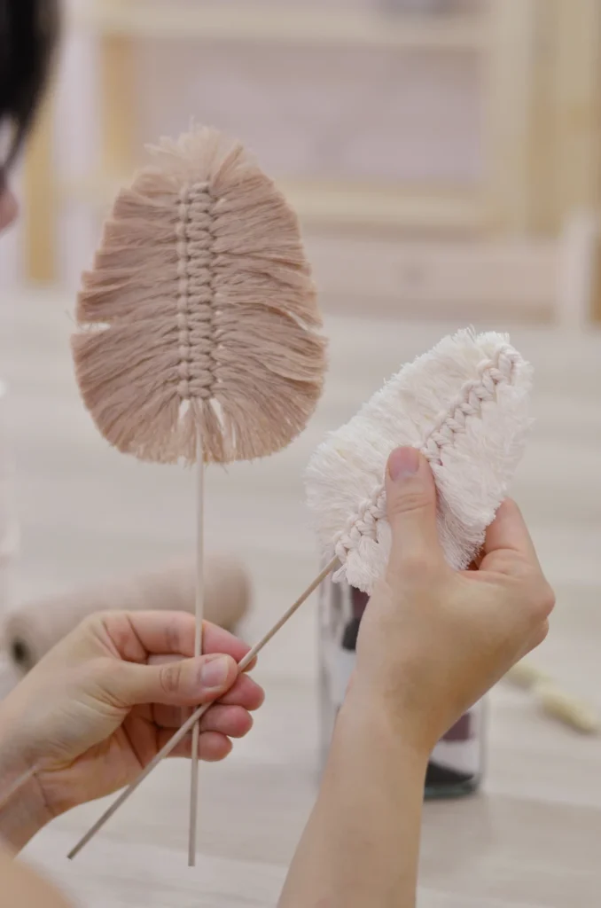 Participante de Treve Room en un taller creativo de macramé
