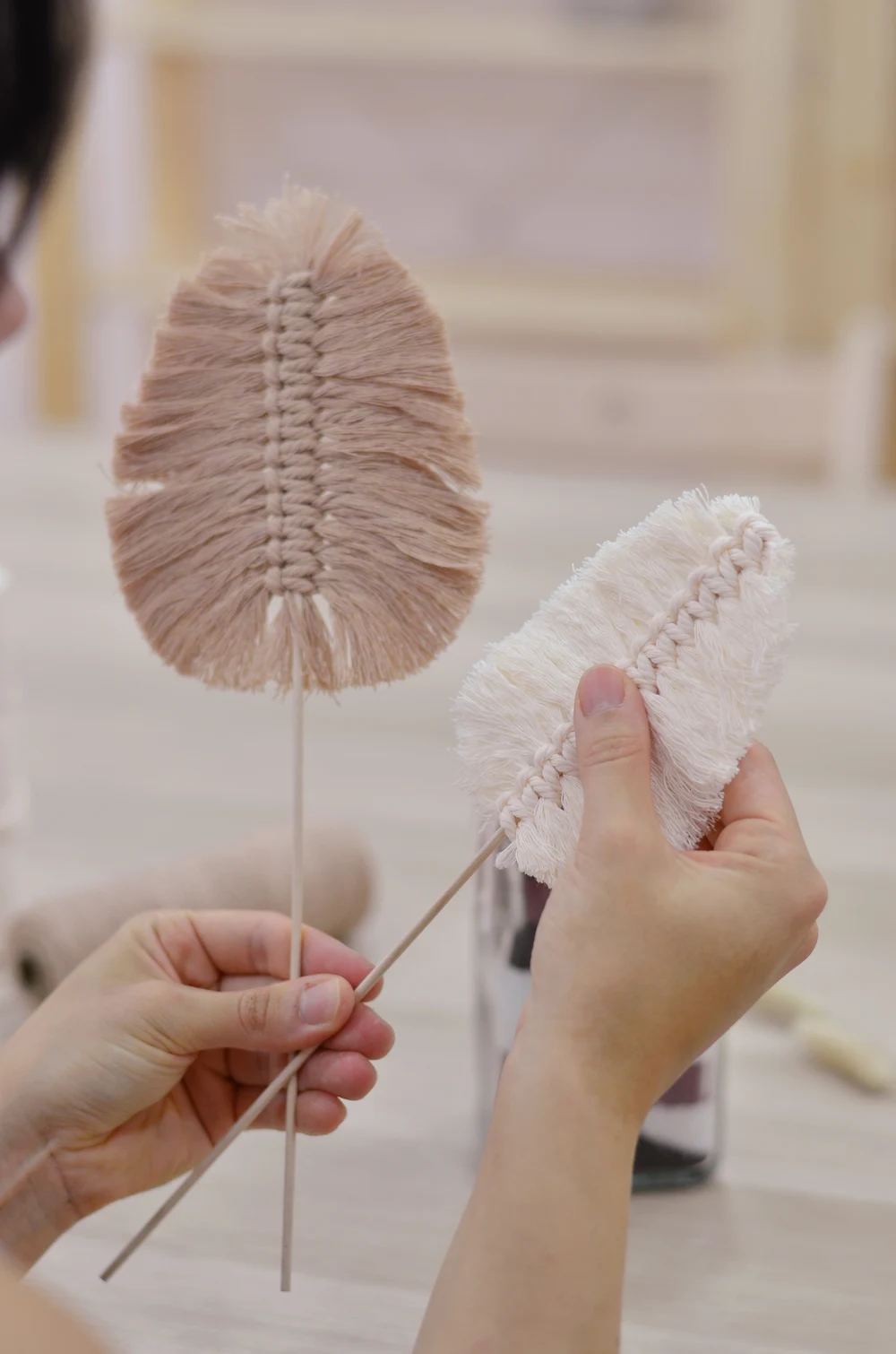 Participante de Treve Room en un taller creativo de macramé