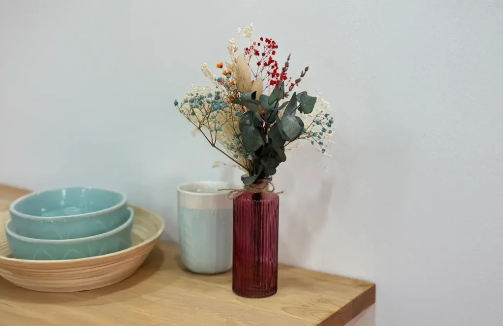 Decoracion sencilla de jarrón con flores preservadas