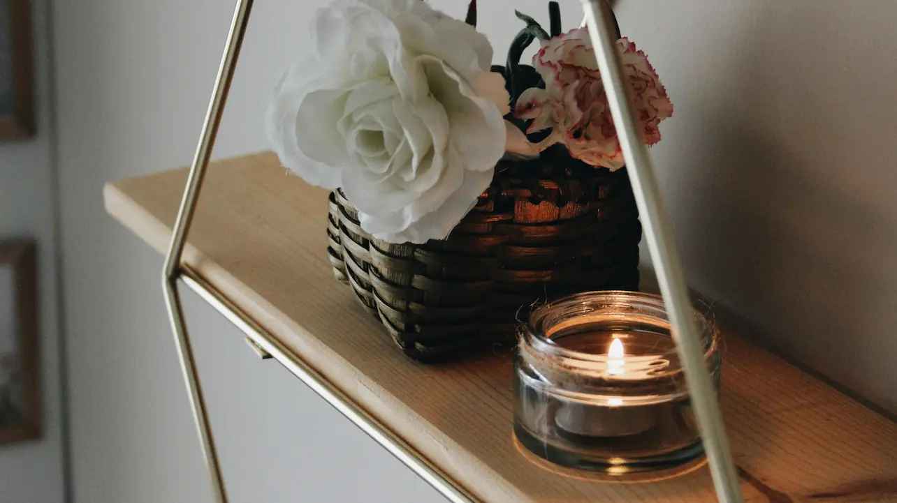 Detalles de velas y flores para un espacio inspirador