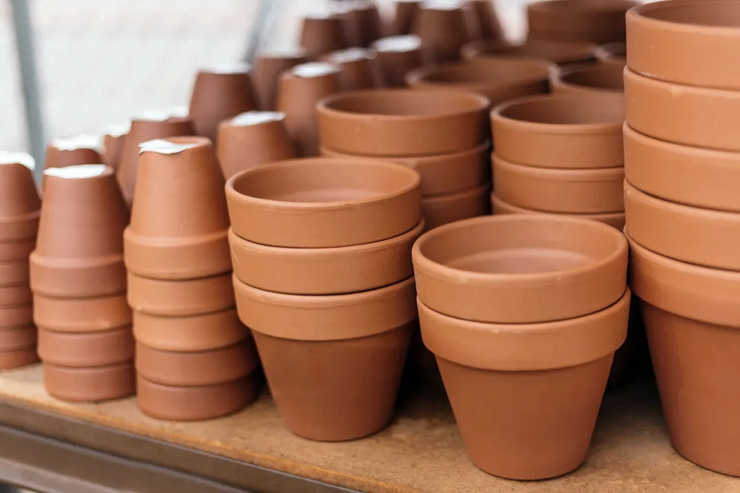 macetas de barro apiladas para pintar