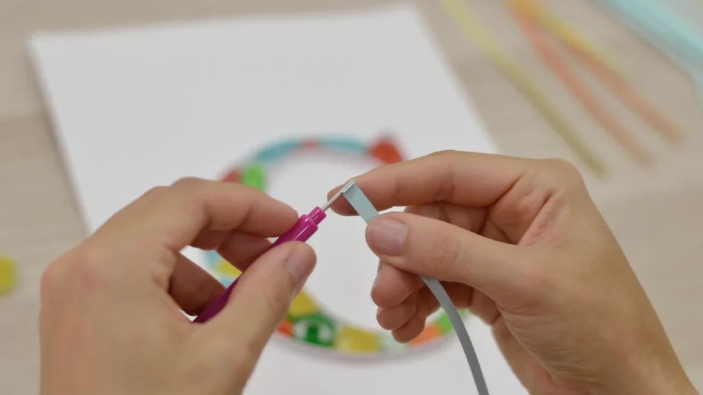 Enrollando tira de papel en el taller de quilling en Madrid