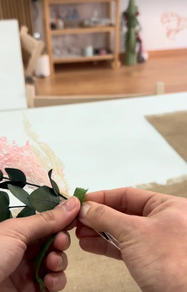 cinta autoadhesiva floral enrollandose en flores preservadas