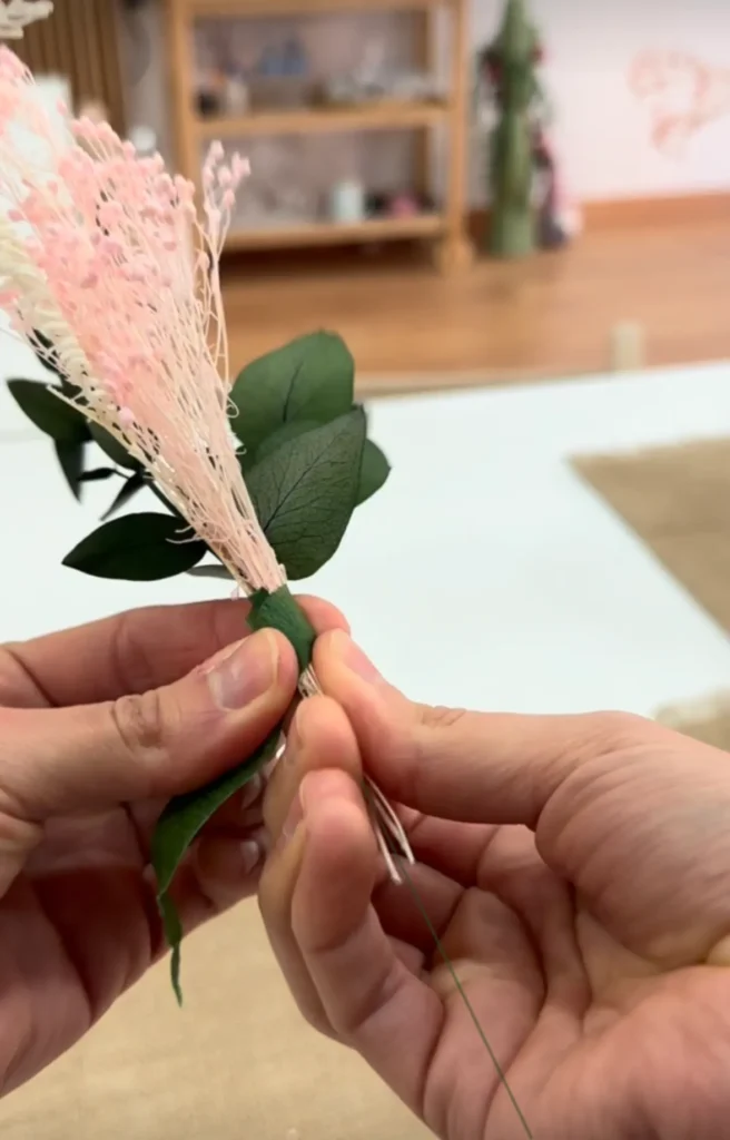 cinta y alambre floral enrollandose en flores preservadas