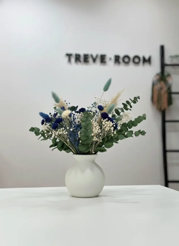 modelo de maceta de flores preservadas azules
