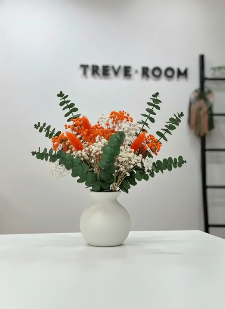 modelo de maceta de flores preservadas naranja y blanco