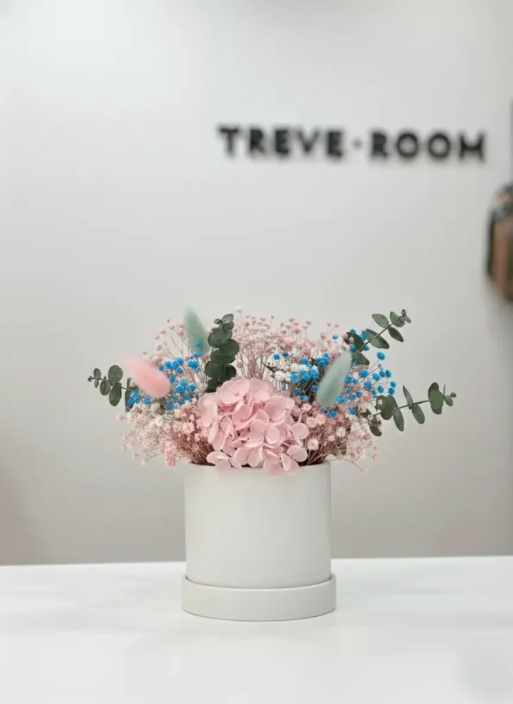 modelo de maceta de flores preservadas tonos rosas