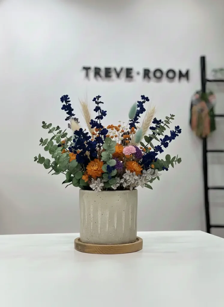 modelo de maceta de flores preservadas con colores complementarios