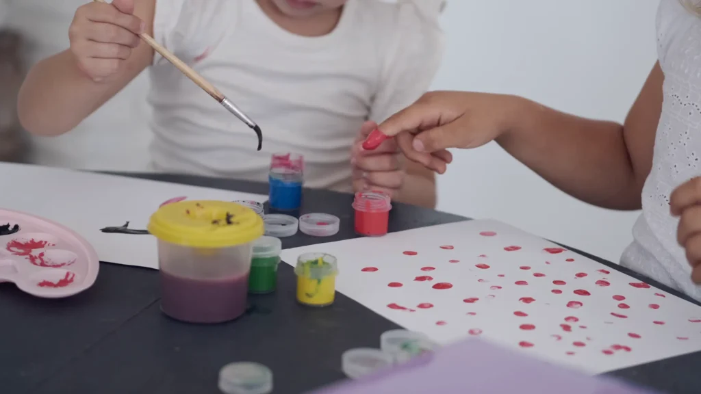 niños pintando y creando con las manos