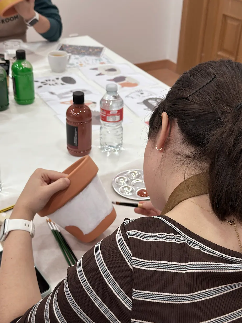 pintando una maceta de barro con pintura acrílica