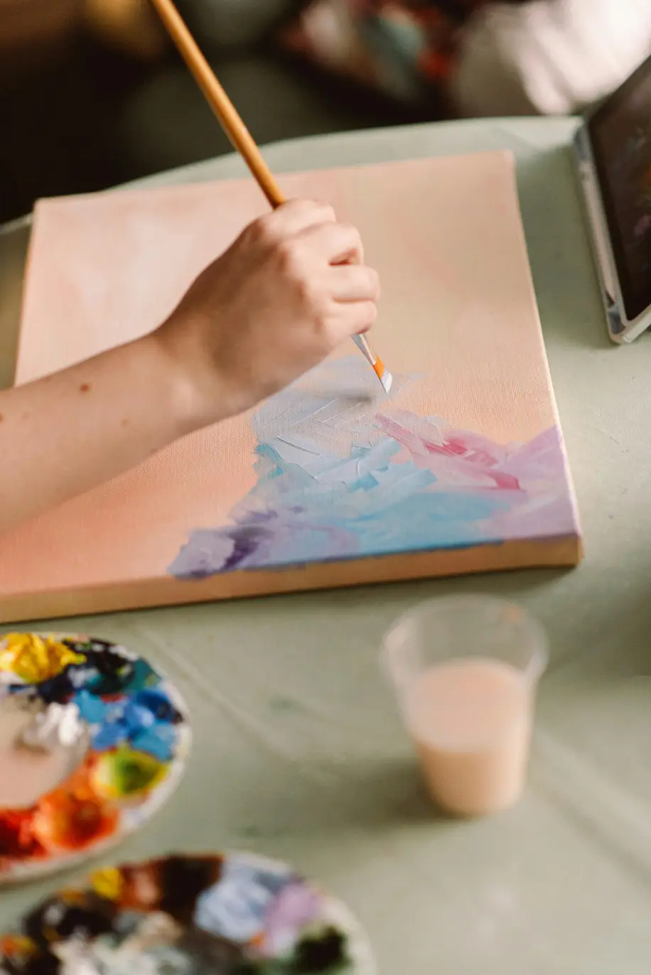 artista principiante pintando un cuadro con pintura acrílica
