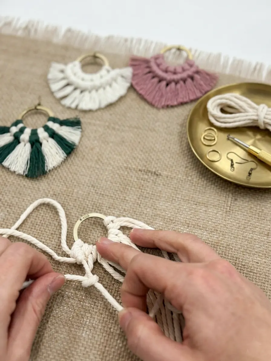 haciendo nudos creando un pendiente de macrame