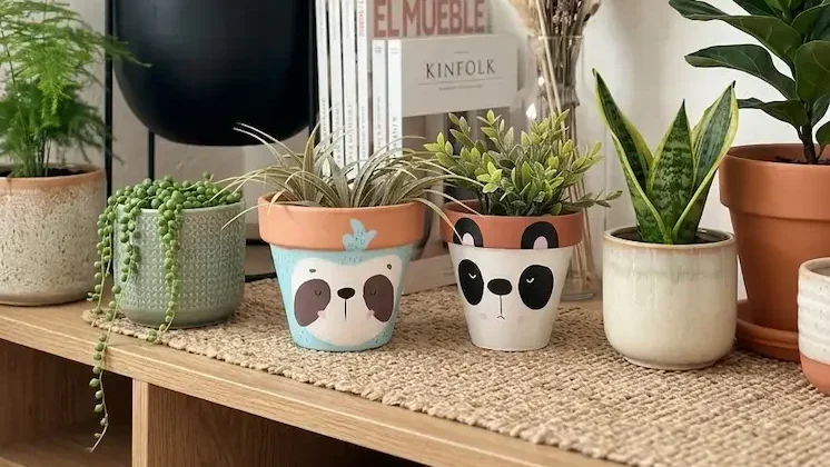 actividad creativa de pintar macetas para decorar un rincon