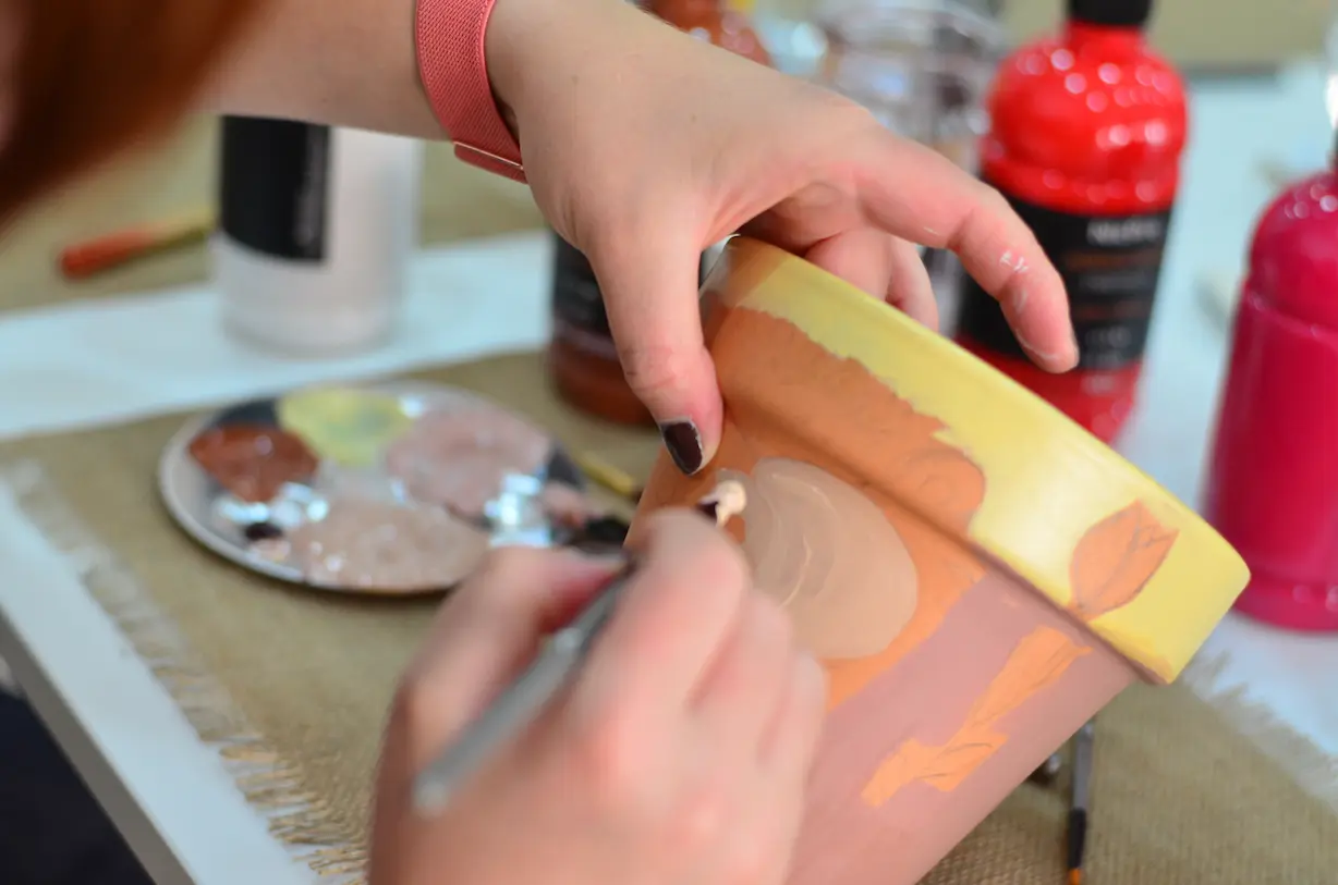 taller creativo en madrid de pintar macetas