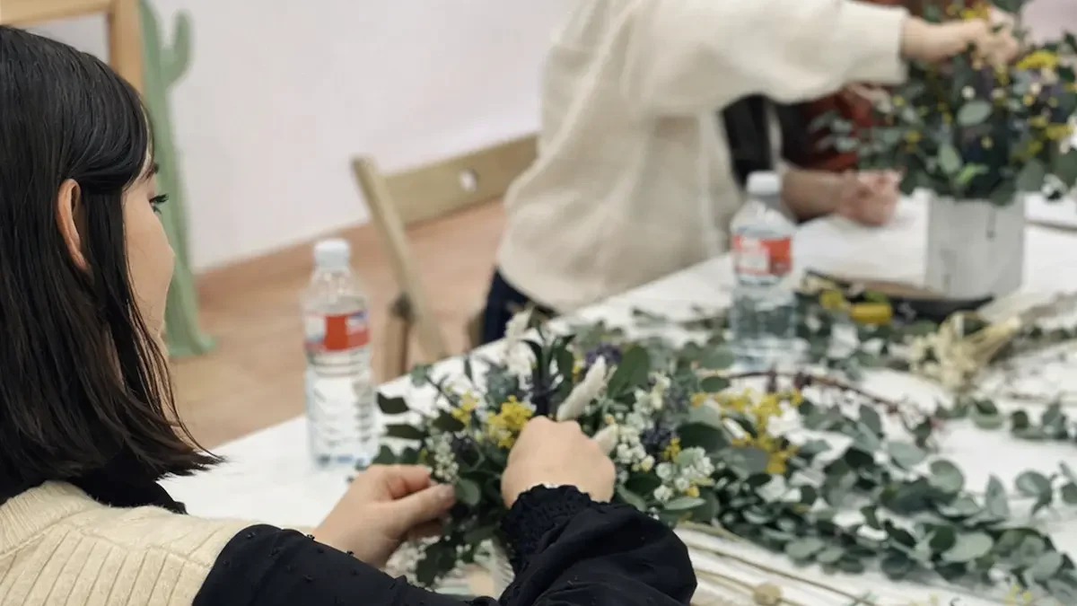 mujeres creando una maceta de flores preservadas en el taller de flores preservadas en alcala de henares (1)