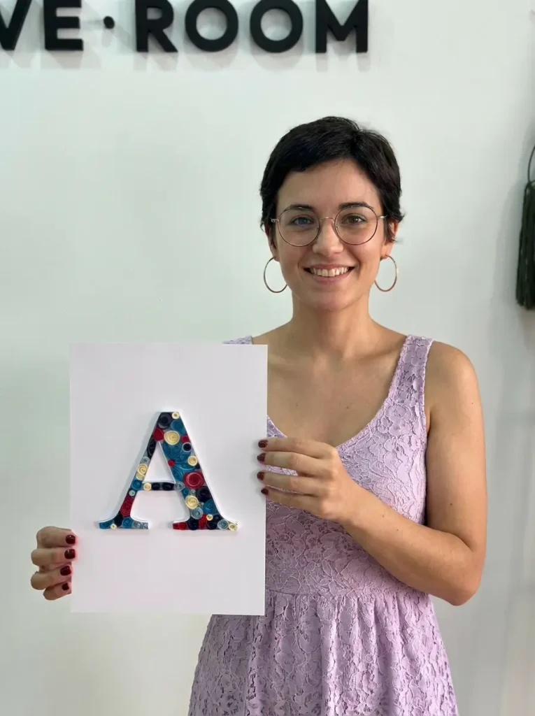 mujer mostrando su manualidad terminada